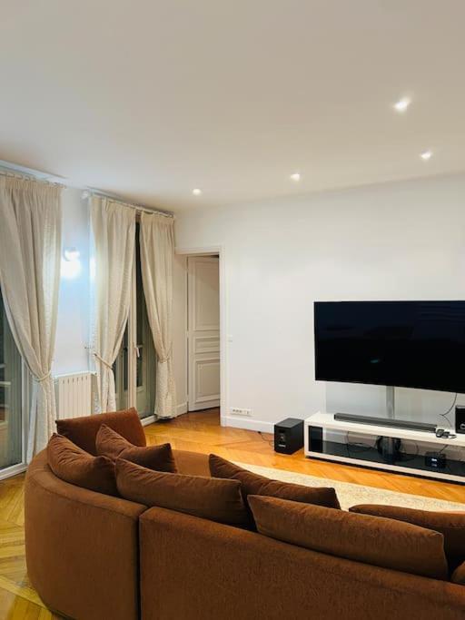 Au Pied De La Tour Eiffel Apartment Париж Екстериор снимка